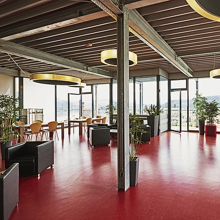 Restaurant modern mit Tisch und Sessel und Glasfront und rotem elastischem Bodenbelag - Restaurant modern mit Tisch und Sessel und Glasfront und rotem elastischem Bodenbelag