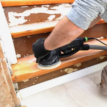 Treppenrenovierung alte Holztreppe wird vom Fachmann professionell abgeschliffen und Klebereste entfernt
